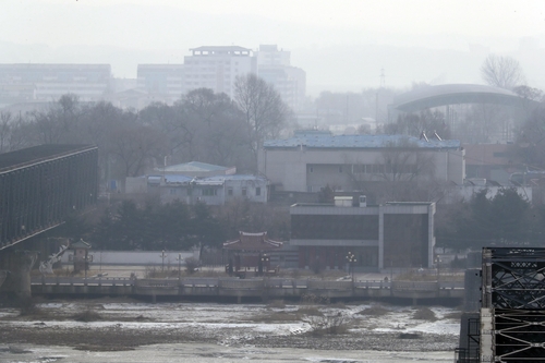 1月10日上午，从辽宁省丹东远眺朝方口岸。 韩联社
