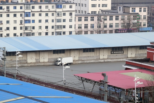 1月10日上午，丹东口岸仓库空空荡荡。 韩联社