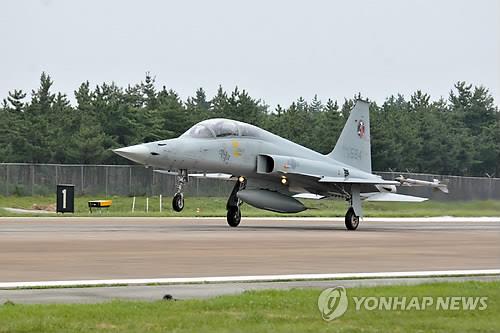 资料图片：F-5战机 韩联社