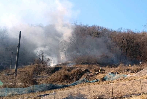 1月11日，韩国空军一架F-5E战机在京畿道华城市的一座荒山坠毁。图为事故现场。 韩联社