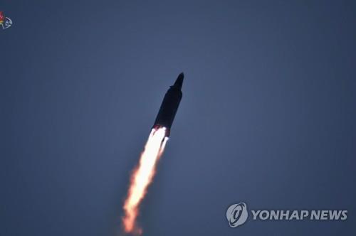资料图片：据朝鲜中央电视台1月12日报道，朝鲜11日试射高超音速导弹。据悉，发射地点是慈江道。 韩联社/朝鲜中央电视台报道画面（图片仅限韩国国内使用，严禁转载复制）