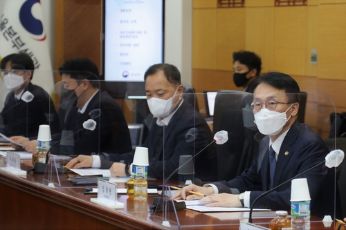 1月14日，在首尔海关，关税厅厅长林在贤（右一）与首尔市内免税店的首席执行官（CEO）们举行座谈。 关税厅供图（图片严禁转载复制）