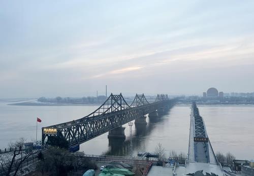 图为中朝友谊桥（左）和鸭绿江断桥，摄于1月10日。 韩联社