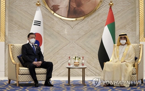 当地时间1月16日，在迪拜世界博览会展馆，韩国总统文在寅（左）和阿联酋总理兼迪拜酋长穆罕默德·本·拉希德·阿勒·马克图姆举行会谈。 韩联社