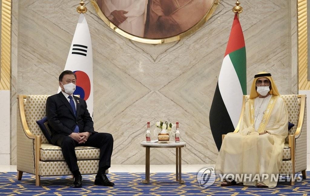 当地时间1月16日，在迪拜世界博览会展馆，韩国总统文在寅（左）和阿联酋总理兼迪拜酋长穆罕默德·本·拉希德·阿勒·马克图姆举行会谈。 韩联社