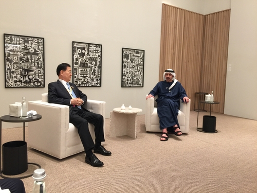 当地时间1月16日，在阿联酋，韩国外长郑义溶（左）同阿联酋外交与国际合作部长谢赫·阿卜杜拉·本·扎耶德·阿勒纳哈扬举行会谈。 韩国外交部供图（图片严禁转载复制）