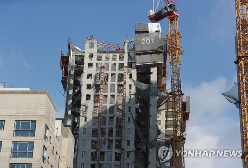 资料图片：发生外墙坍塌事故的光州市花亭洞现代IPARK新建公寓施工现场 韩联社