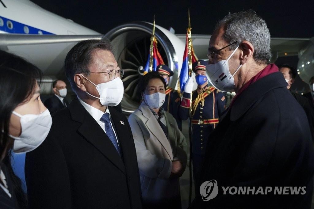 当地时间1月19日，韩国总统文在寅（左二）和夫人金正淑（左三）乘坐总统专机“空军一号”飞抵开罗国际机场，开始对埃及进行正式访问。图为文在寅与前来迎接的埃方人士寒暄。 韩联社