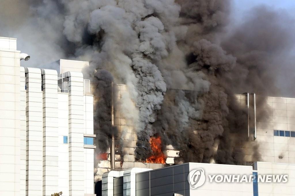 1月21日，忠清北道清州市清原区梧仓邑的一座汽车蓄电池工厂发生火灾。 韩联社 
