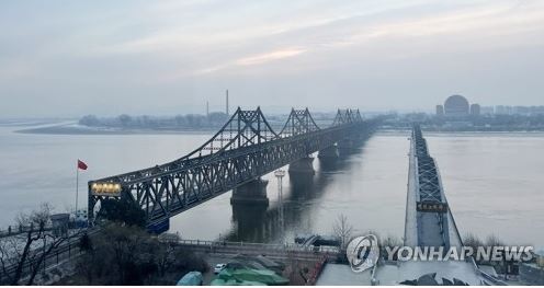 资料图片：中朝友谊桥（左）和鸭绿江断桥 韩联社