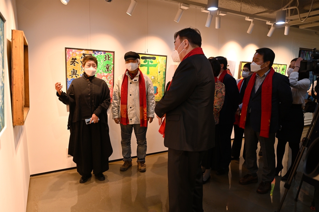 1月25日，在首尔中国文化中心，中国驻韩国大使邢海明（左三）观看北京冬奥会主题双展。 首尔中国文化中心供图（图片严禁转载复制）