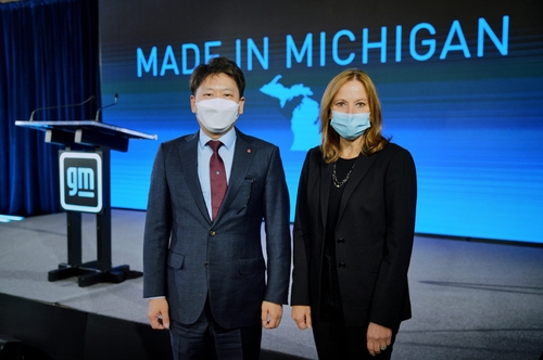 当地时间1月25日，LG新能源汽车电池事业部部长兼副社长金东明（左）和美国通用汽车董事长玛丽·巴拉在投资发布会上合影。 LG新能源供图（图片严禁转载复制）