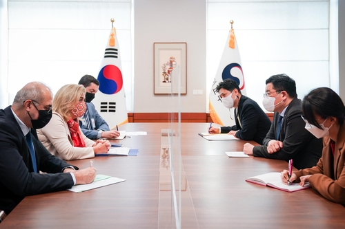 1月27日，在外交部，外交部第一次官崔钟健（右二）会见驻韩欧盟代表部大使玛丽亚·卡斯蒂略·费尔南德斯、法国驻韩大使菲利普·勒福尔。 韩联社/外交部供图（图片严禁转载复制）