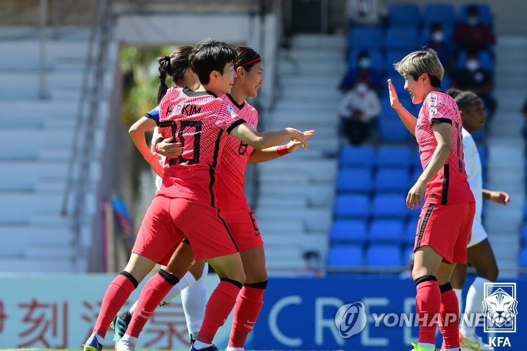 2月3日，2022年亚足联印度女足亚洲杯半决赛在印度浦那举行，韩国队以2比0击败菲律宾，晋级决赛。图为选手们庆祝进球。 韩联社/大韩足球协会供图（图片严禁转载复制）