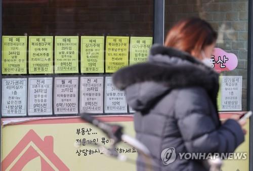 资料图片：首尔市松坡区一家房产中介门店贴出急售房源。 韩联社