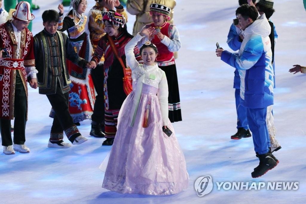 资料图片：2月4日，在北京的国家体育场，一名身穿韩服的表演者作为中国少数民族代表参加北京冬奥会开幕表演。 韩联社
