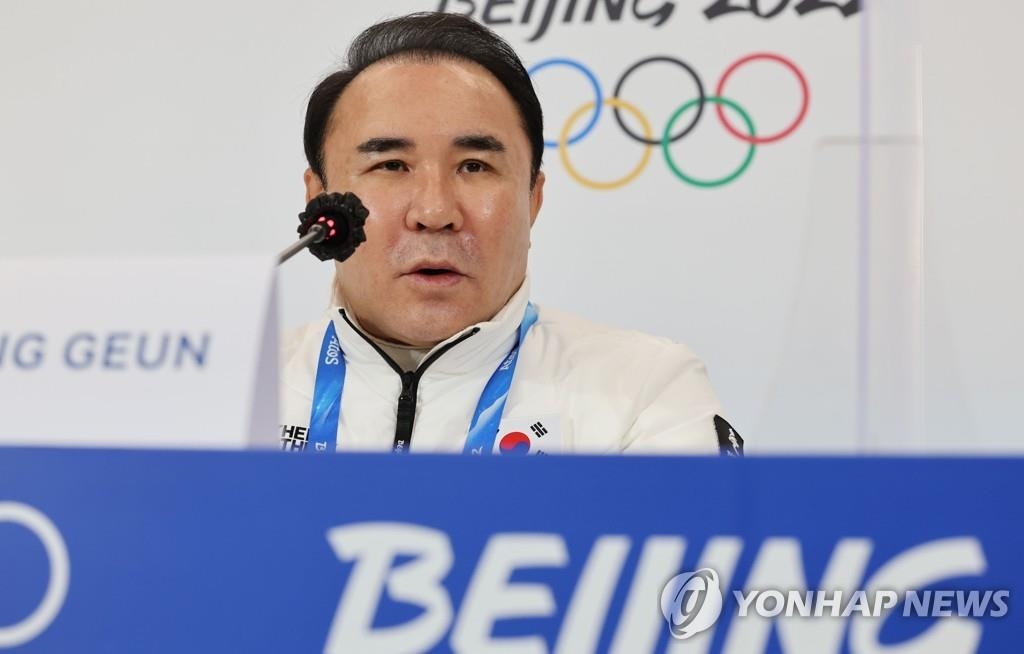 2月8日，韩国大韩体育会在北京冬奥会主媒体中心举行记者会。图为韩国体育代表团团长尹洪根在记者会上发言。 韩联社