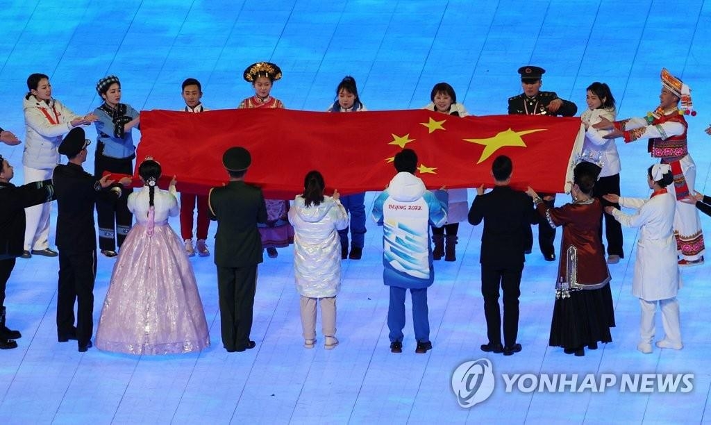 2月4日，在中国北京的国家体育场，一名身穿韩服的表演者（前排左二）参加2022北京冬奥会开幕式。 韩联社