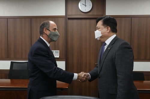 2月16日，在首尔，韩国统一部次官崔领埈（右）会见联合国朝鲜人权特别报告员托马斯·奥赫亚·金塔纳。 统一部供图（图片严禁转载复制）