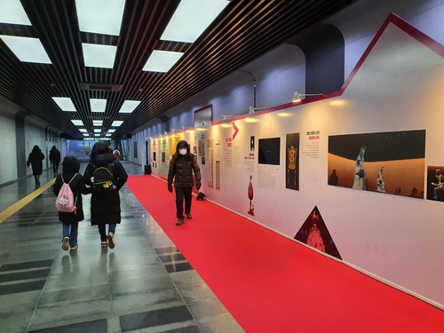 2月17日，韩国联合通讯社（韩联社）和韩国民间团体“韩国之友”（VANK）联合主办、文化财厅协办的“2022年国家形象UP展览会”在国立中央博物馆地下步行街开幕。图为观众参观展览。 韩联社