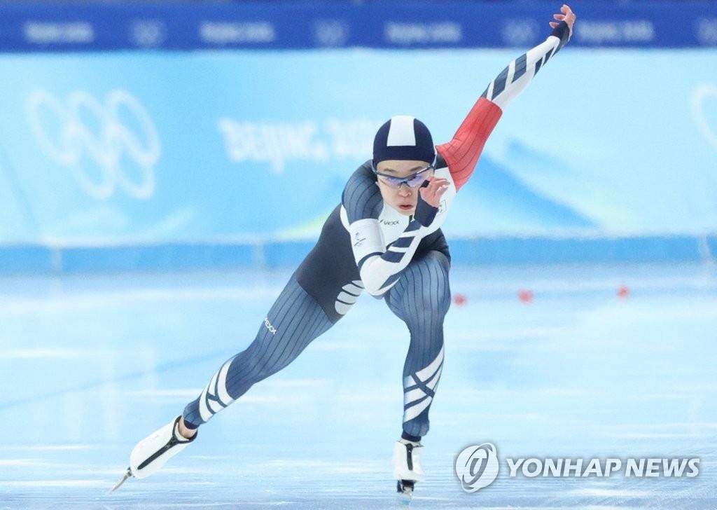 冬奥会速度滑冰女子1000米比赛在北京国家速滑馆进行,韩国运动员金旼