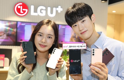2月22日，韩国电信运营商开始面向三星电子Galaxy S22系列旗舰合约机的预购用户提供入网服务。图为LG U+的店员展示新机。 LG U+供图（图片严禁转载复制）