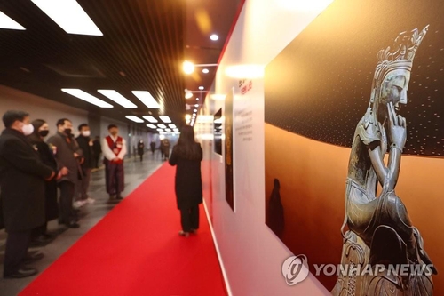 资料图片：2月17日，韩国联合通讯社（韩联社）和韩国民间团体“韩国之友”（VANK）联合主办、文化财厅协办的“2022年国家形象UP展览会”在国立中央博物馆地下步行街开幕。图为观众参观展览。 韩联社