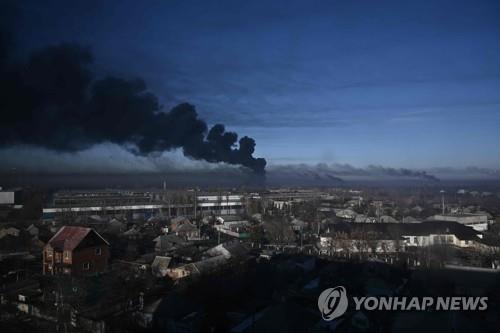 资料图片：当地时间2月24日，在乌克兰第二大城市哈尔科夫，军方丘古耶夫机场遭到袭击，黑烟滚滚。 韩联社/法新社（图片严禁转载复制）