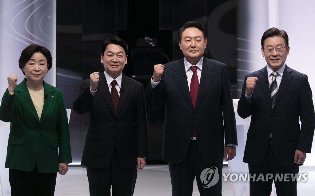 2月25日，在首尔SBS电视台大楼举行的韩国第20届总统选举四大候选人电视辩论直播节目中，沈相奵（左起）、安哲秀、尹锡悦、李在明合影留念。 韩联社/国会记者团