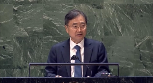 当地时间3月1日，在联合国纽约总部，韩国常驻联合国代表赵显出席联大紧急特别会议并发言。 韩联社/韩国常驻联合国代表部供图（图片严禁转载复制）
