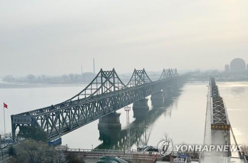资料图片：中朝友谊桥（左）和鸭绿江断桥 韩联社