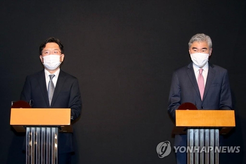 资料图片：外交部韩半岛和平交涉本部长鲁圭悳（左）同美国国务院对朝特别代表星·金。 韩联社