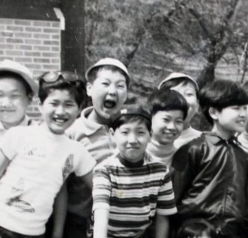 资料图片：欢快的幼年尹锡悦（左三） 尹锡悦竞选团队供图（图片严禁转载复制）