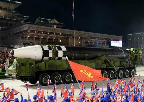 资料图片：2020年10月10日，朝鲜劳动党成立75周年纪念阅兵式举行。图为朝鲜在阅兵式上首次公开的新型洲际弹道导弹“火星-17”。 韩联社