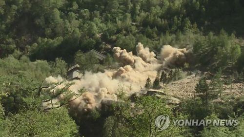 资料图片：2018年5月，朝鲜炸毁丰溪里核试验场。 韩联社/韩联社TV