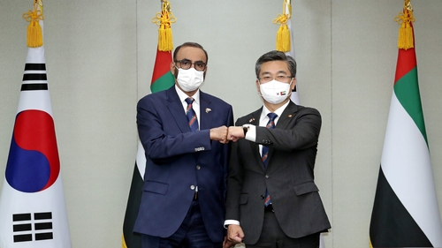 3月18日，在国防部，韩国国防部长官徐旭（右）同阿联酋国防事务国务部长穆罕默德·艾哈迈迪·阿尔·巴瓦尔迪举行会谈前击拳致意。 韩联社/国防部供图（图片严禁转载复制）