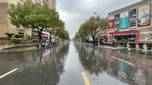 3月21日，上海市政府对辖区内居民小区、公共集中居住场所、商户和企事业单位采取封闭管控措施。图为位于闵行区虹泉路韩国街冷冷清清。 韩联社