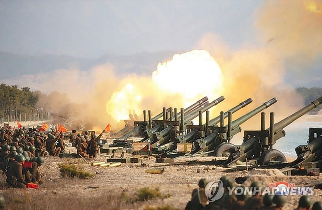 资料图片：2020年3月12日，朝鲜国务委员会委员长金正恩指导了炮兵部队的火箭炮射击比赛。这是朝中社公开的射击比赛现场图。 韩联社/朝中社（图片仅限韩国国内使用，严禁转载复制）