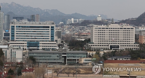 资料图片：位于首尔龙山区的联合参谋本部大楼（左）和国防部大楼 韩联社