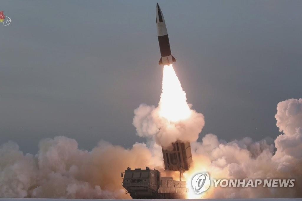 资料图片：1月17日，朝鲜发射被称为朝版“陆军战术导弹系统”的“KN-24”导弹。图片与新闻内容无关。 韩联社/朝鲜央视截图（图片仅限韩国国内使用，严禁转载复制）