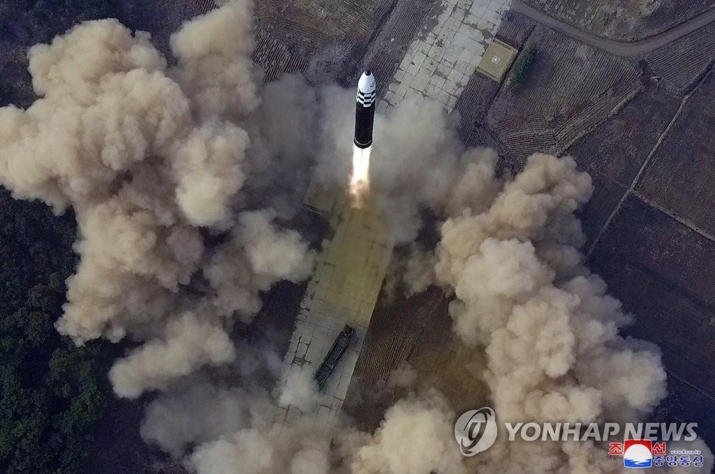 朝中社3月25日报道称，朝鲜前一天在国务委员会委员长金正恩的指导下试射了“火星17”新型洲际弹道导弹（ICBM）。据悉，金正恩亲笔签署了发射命令，并前往现场指导发射工作。 韩联社/朝中社（图片仅限韩国国内使用，严禁转载复制）