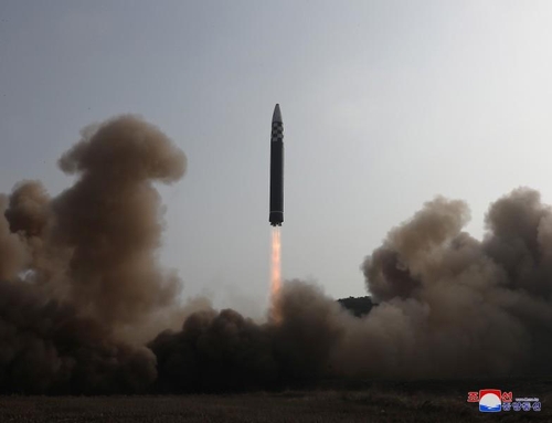 朝中社3月25日报道称，朝鲜前一天在国务委员会委员长金正恩的指导下试射了“火星-17”新型洲际弹道导弹（ICBM）。据悉，金正恩亲笔签署了发射命令，并前往现场指导发射工作。 韩联社/朝中社（图片仅限韩国国内使用，严禁转载复制）
