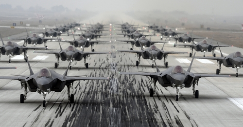3月25日，在某空军基地，韩军举行F-35A隐形战机的大象漫步（Elephant Walk）军演。 韩联社/国防部供图