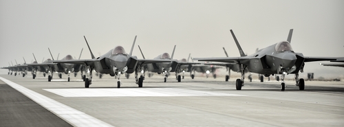 3月25日，在某空军基地，韩军举行F-35A隐形战机的大象漫步（Elephant Walk）军演。 韩联社/国防部供图