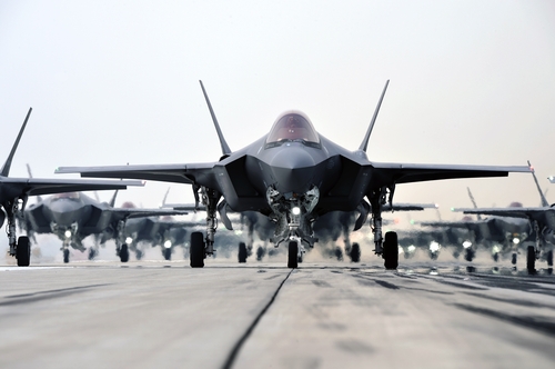 3月25日，在某空军基地，韩军举行F-35A隐形战机的大象漫步（Elephant Walk）军演。 韩联社/国防部供图