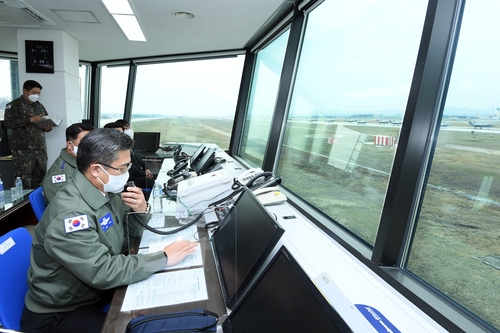 3月25日，在某空军基地，韩国国防部长官徐旭当天视察F-35A隐形战机的大象漫步（Elephant Walk）军演。 韩联社/国防部供图