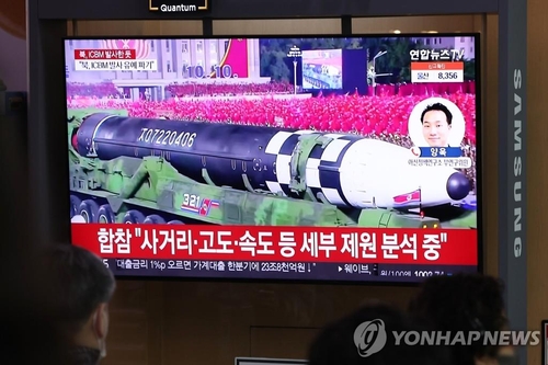 资料图片：3月24日，在首尔火车站候车室，市民收看朝鲜洲际弹道导弹试射相关新闻。 韩联社