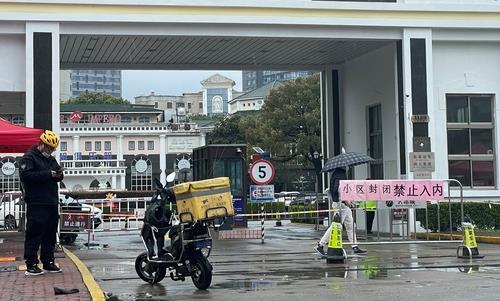 资料图片：3月21日，上海市政府对辖区内的居民小区、公共集中居住场所、商户和企事业单位采取封闭管控措施。图为闵行区一居民小区。 韩联社