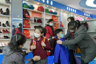 资料图片：朝鲜小学生试背新书包。 《劳动新闻》截图（图片仅限韩国国内使用，严禁转载复制）