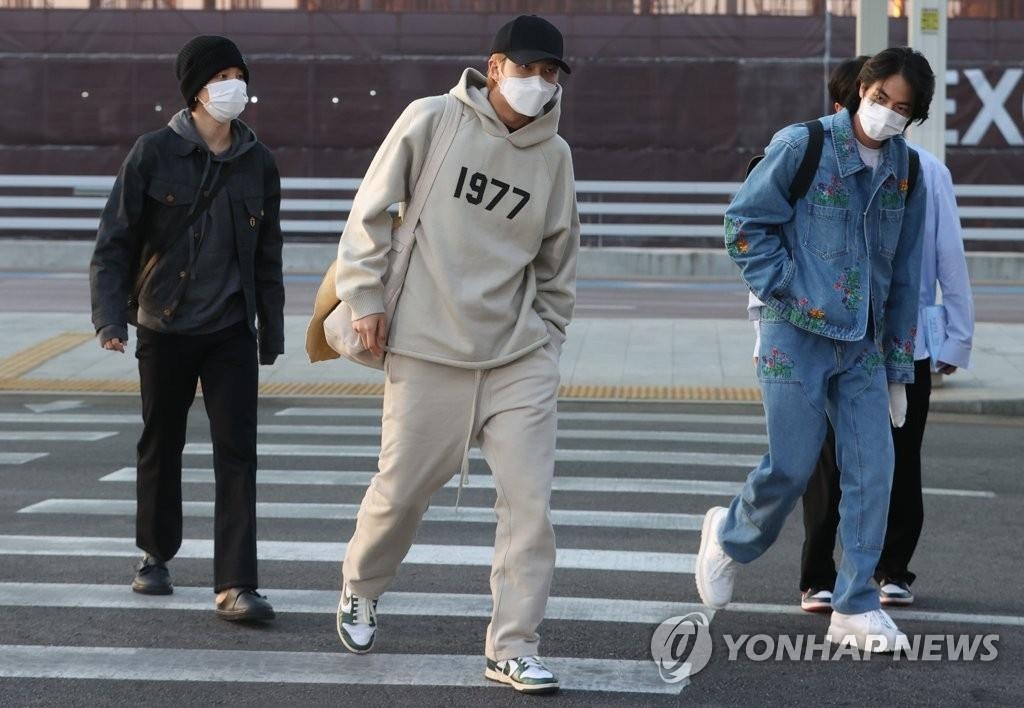 3月28日下午，在仁川国际机场，天团防弹少年团（BTS）准备赴美出席第64届格莱美奖颁奖典礼并举办演唱会。左起依次为智旻、RM和Jin。 韩联社